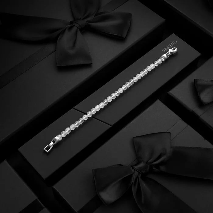 Pearl bracelet on a black box with a bow, Viceroy brand visible