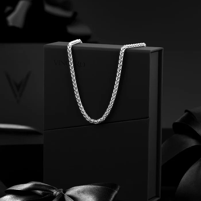 Silver chain on a black box with 'VINCEro' branding against a dark background